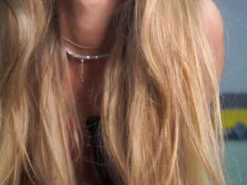 girl
        emma_land cam image #1288427