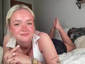 girl
        cherrygumlive cam image #4448685