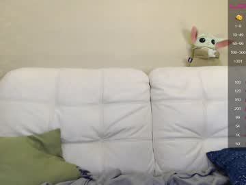 girl
        sofa_bunny cam image #562757