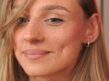 girl
        artease cam image #3564179