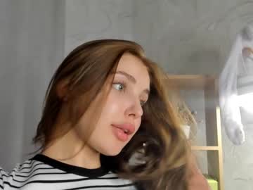 girl
        julymoments cam image #2434144
