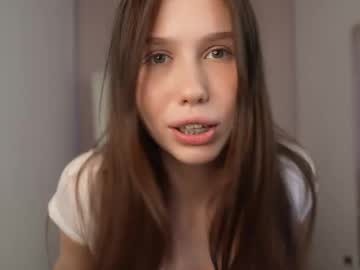 girl
        bumblebeee__ cam image #4440001