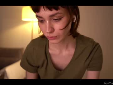 girl
        luna_ai cam image #1913602