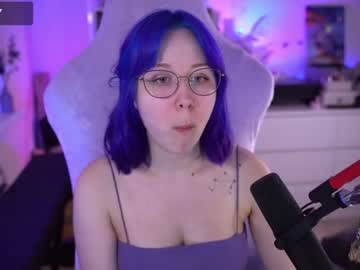 girl
        blue_mooncat cam image #2908771