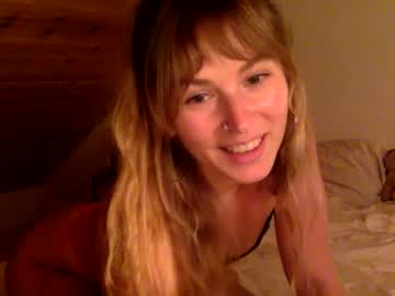 girl
        lunarosestone cam image #2130454
