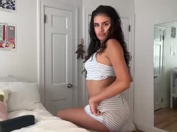 girl
        itsmellll cam image #3196215