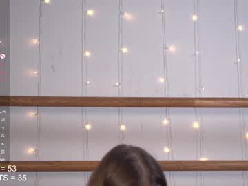 girl
        happynewdear cam image #3930347