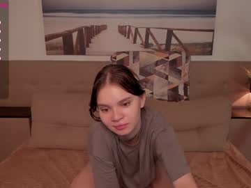 couple
        holly__baker cam image #1419756