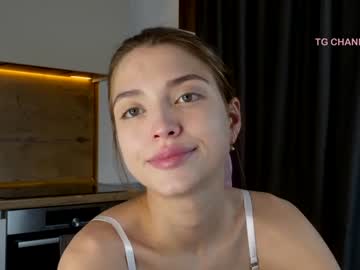 girl
        piranha_69 cam image #2906790