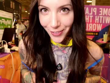 girl
        harliequinnx cam image #3757590