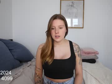 girl
        reign_rellic_ cam image #2462418