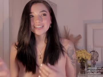 girl
        scarlett__baker11 cam image #3977492