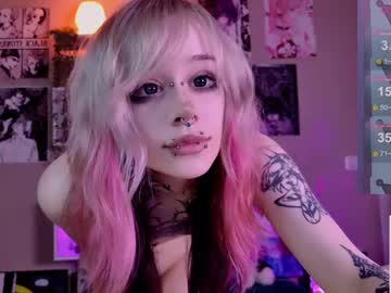 girl
        lollyshy__ cam image #4164201