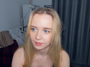 girl
        fresh_cherries cam image #1635667