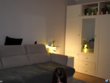 girl
        _blackbee_ cam image #416038