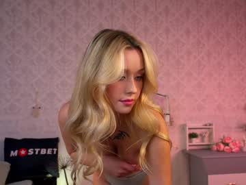 girl
        ella_knockers_xl cam image #3641527