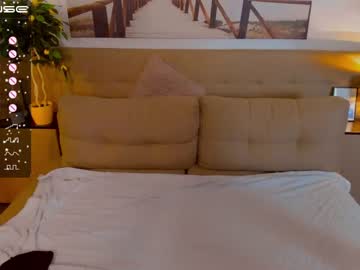 couple
        holly__baker cam image #525385