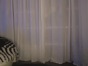girl
        eevie_moon cam image #523271