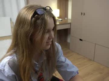 girl
        lynetades cam image #3470076