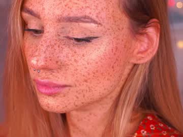 girl
        artease cam image #309340
