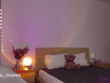 girl
        lumoore cam image #1712806
