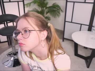 girl
        lorettabunyard cam image #2622439