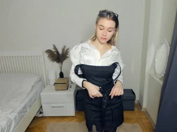 girl
        yasminaduncan cam image #2341776
