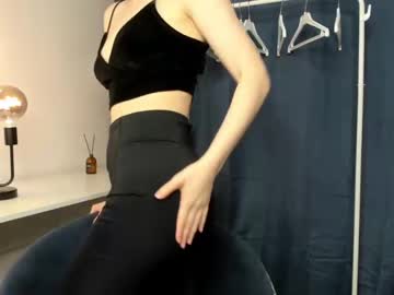 girl
        _hellsbells_ cam image #2869432