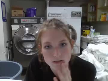 girl
        lenity_life cam image #1617350