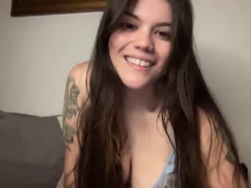 girl
        moonghosts cam image #2193032