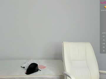 girl
        maeve_min cam image #212893