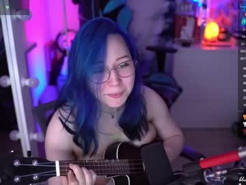 girl
        blue_mooncat cam image #1401847