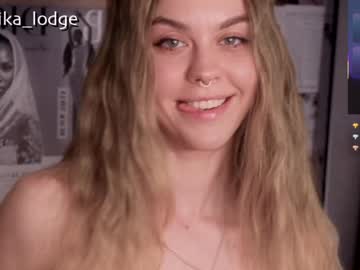girl
        nika_lodge cam image #4229650
