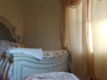 girl
        littlegreekflower cam image #3631322