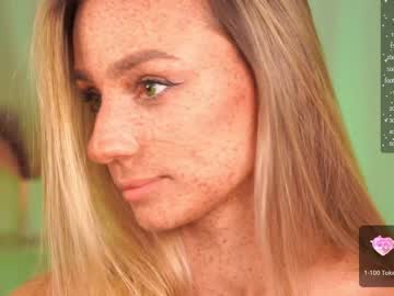 girl
        artease cam image #1916850