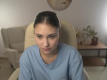 girl
        sunn_beamm cam image #4188453