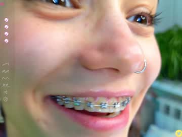 girl
        breeding_material cam image #3914197