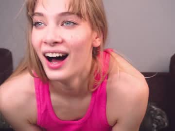 girl
        peachcreamcouple cam image #14608