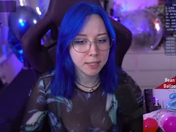 girl
        blue_mooncat cam image #3432026
