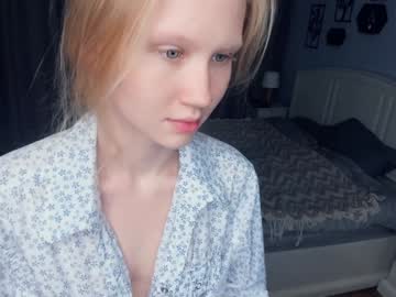 girl
        dexterity_of_love cam image #3374279
