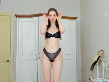 girl
        sarabradford cam image #1907571