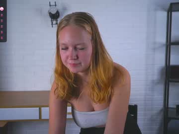 girl
        elwynacroyle cam image #3459982