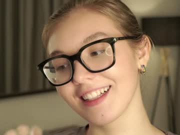 girl
        gillianelletson cam image #3775467