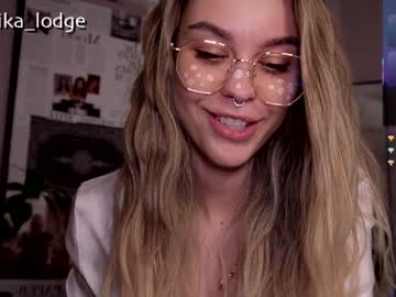 girl
        nika_lodge cam image #4354693