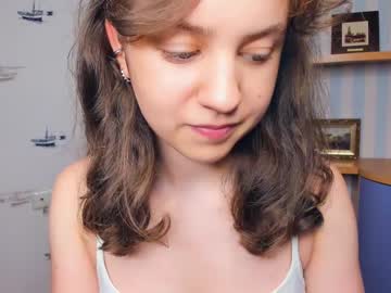 girl
        your_friendd cam image #1495394