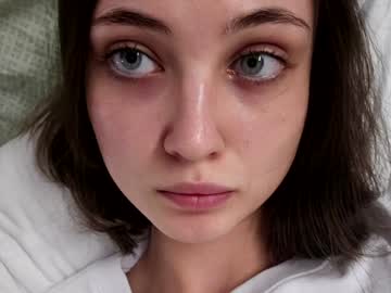 girl
        lauratanguy cam image #3894401