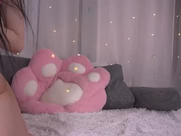 girl
        tiny_lily_ cam image #4140186
