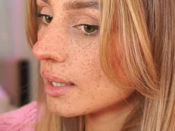 girl
        artease cam image #3660042