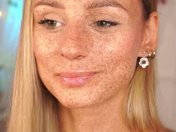 girl
        artease cam image #1816168
