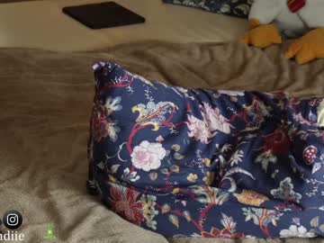 girl
        bestblondiiecb cam image #2615901